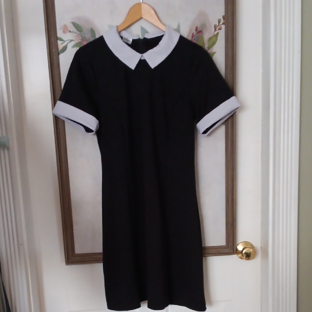 Black dress with white collar and cuff Women's Dress XL 🕸Goth 🕸